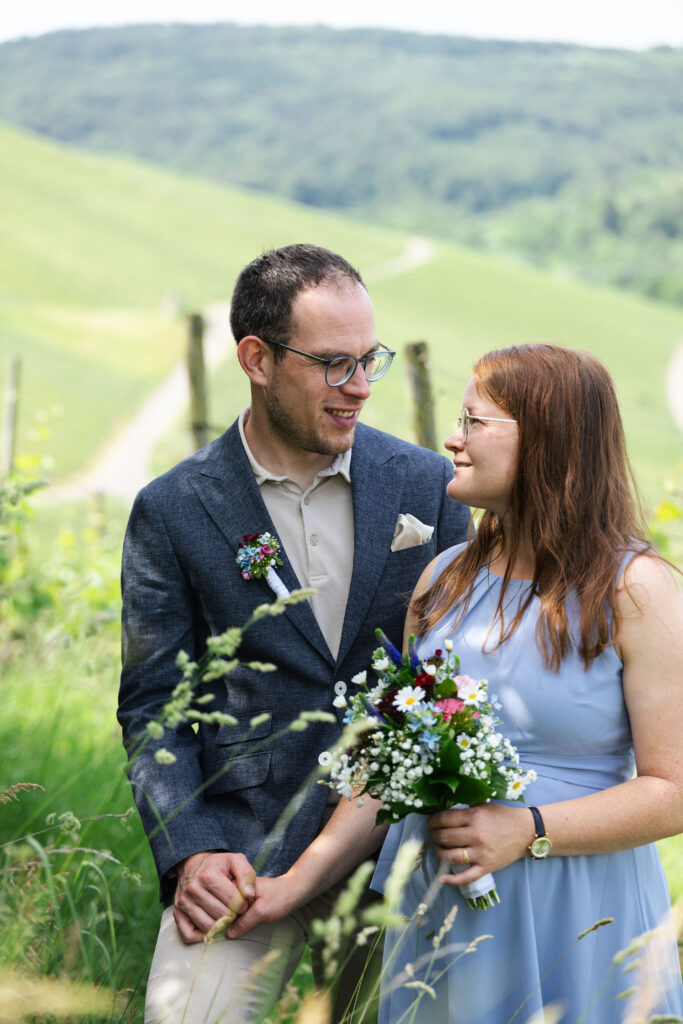 Hochzeitsfotografie aus Stuttgart – Linda & Ilyas Hand in Hand in den Weinbergen