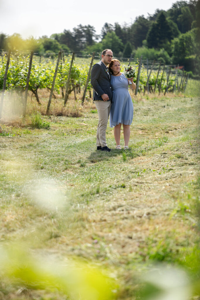 Hochzeitsfotografie aus Stuttgart – Linda & Ilyas im Weinberg, Paarportrait aus der Ferne