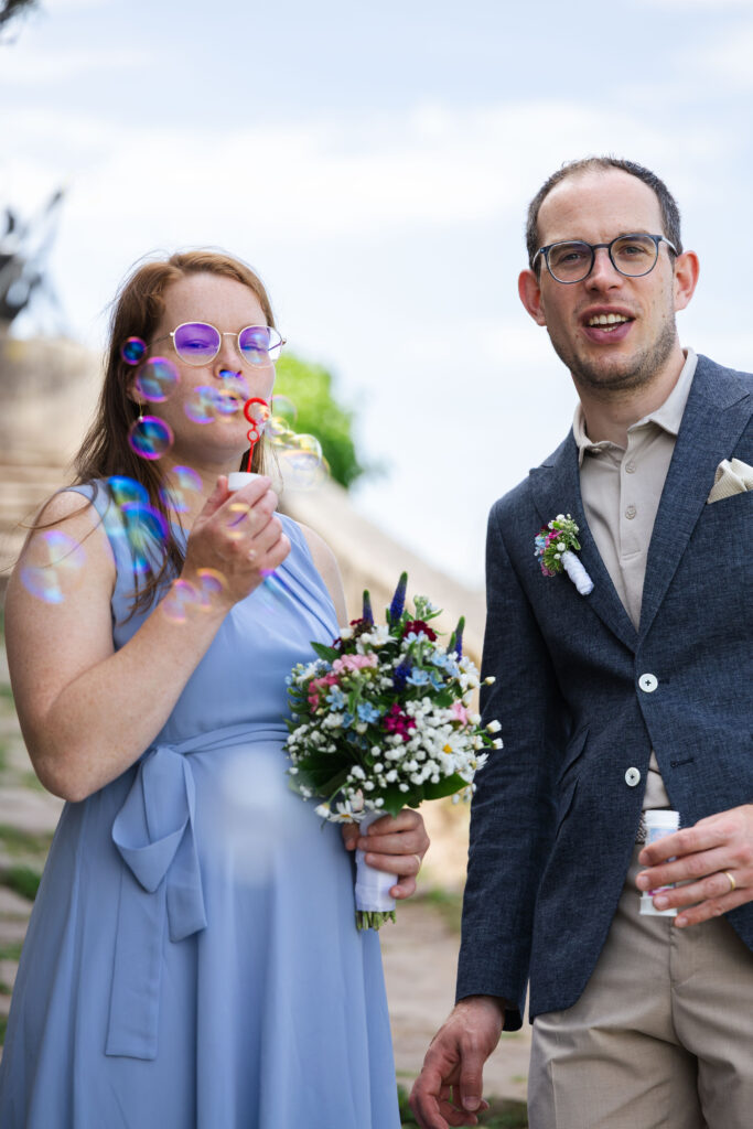 Hochzeitsfotografie aus Stuttgart – Linda & Ilyas mit Seifenblasen nach der Trauung